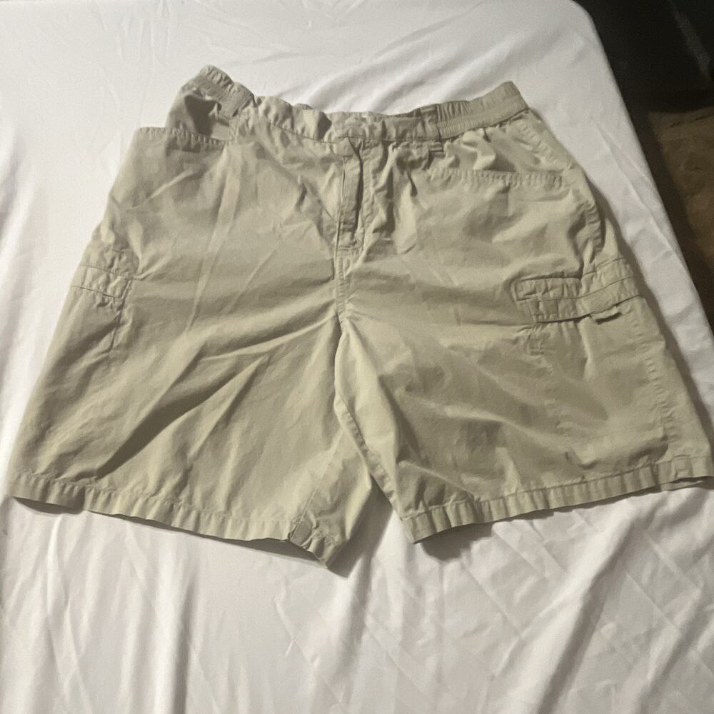 Columbia Women’s Beige Cargo Shorts Canvas Cotton Blend Flat Front Zip Pockets